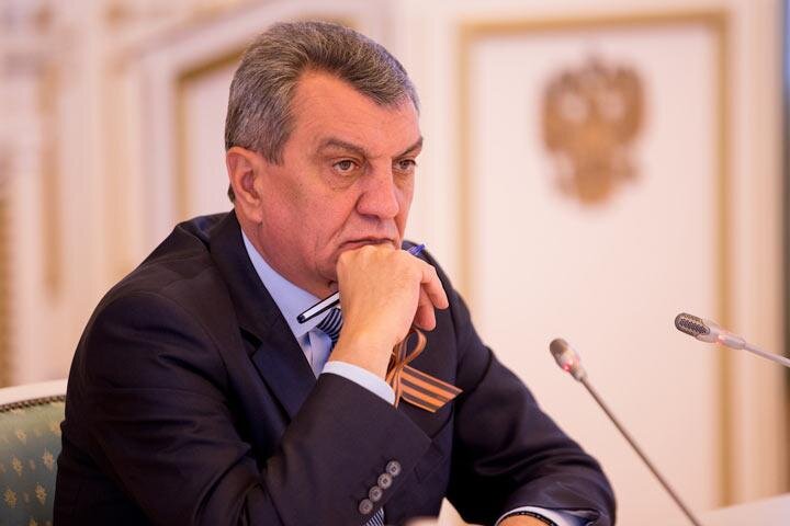  
Сегодня редакция 19rus.info получила официальный ответ на посланный в аппарат полномочного представителя президента РФ в Сибирском федеральном округе запрос, касающийся так называемого «дебильного» скандала.

Напомним, пощечина всей Хакасии: Леонтьев объяснил, почему назвал нового главу республики дебилом.  В ответ "правая рука" президента в Сибири устами своей подчиненной скромно сообщил: по российскому закону он не может прокомментировать оскорбление высшего должностного лица субъекта РФ (главы Хакасии Валентина Коновалова) журналистом Михаилом Леонтьевым. Не имеет права. А просьба СМИ прокомментировать скандал является, извините, некорректной. С юридической точки зрения — комар носа не подточит. А с моральной? Вот именно.

И вот как выглядела эта переписка, оценку которой вполне могут дать читатели.

Письмо редакция 19rus.info отправила в аппарат Сергея Меняйло 18 декабря.

В нем говорилось:

    "Уважаемый Сергей Иванович!

    Тринадцатого декабря этого года в эфире радиостанции «Комсомольская правда» вице-президент и пресс-атташе нефтяной компании «Роснефть» Михаил Леонтьев на всю страну позволил себе оскорбительные выражения по отношению как к действующему главе Хакасии Коновалову В.О., так и к населению Республики Хакасия в целом. Эта ситуация вызвала чрезвычайно широкий общественный резонанс как на территории Хакасии, так и в Российской Федерации. Десятки общественных и политических деятелей уже высказали свое крайне негативное отношение к произошедшему. На основании федерального Закона «О СМИ» просим Вас отреагировать на все случившееся в виде заявления, содержащего Вашу официальную позицию, как полномочного представителя Президента Российской Федерации по Сибирскому федеральному округу".

Сегодня в редакцию пришел ответ, который 19rus.info тоже публикует полностью (сохранив пунктуацию и орфографию):

    "Уважаемые коллеги!

    По поводу вашего запроса, обращаем ваше внимание, что подобные ситуации являются предметом урегулирования между двумя сторонами конфликта. В российском законодательстве предусмотрена ответственность за публичное оскорбление личности.

    Кроме этого, что согласно ст.39 Закона РФ от 27.12.91 № 2124 «О средствах массовой информации» редакция имеет право запрашивать информацию о деятельности государственных органов, органов местного самоуправления, организаций, общественных объединений, их должностных лиц. Просьба «отреагировать на все случившееся в виде заявления, содержащего Вашу официальную позицию» не является корректной.

    С уважением, начальник департамента информации и оперативного планирования Л.Шальнева".

