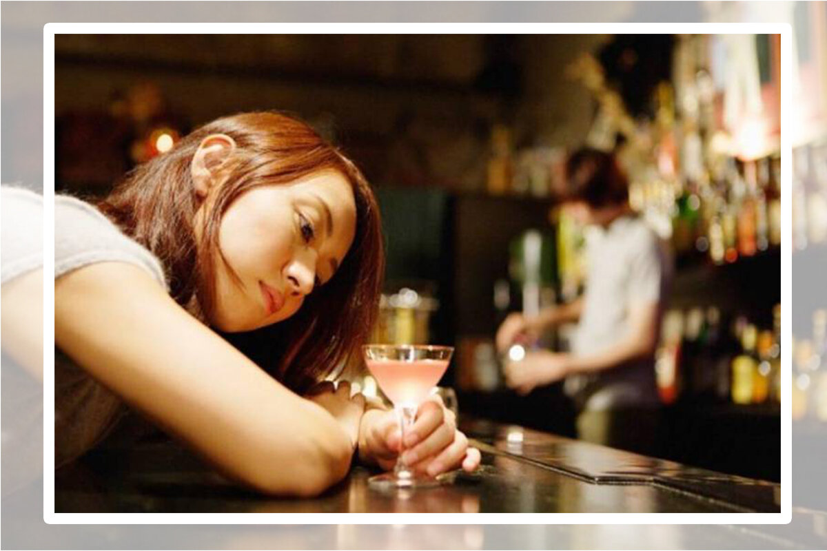 Что пьют в баре. Пьющая девушка. Девушки пьют в баре. Женщина пьет в баре. Девушки выпивают.