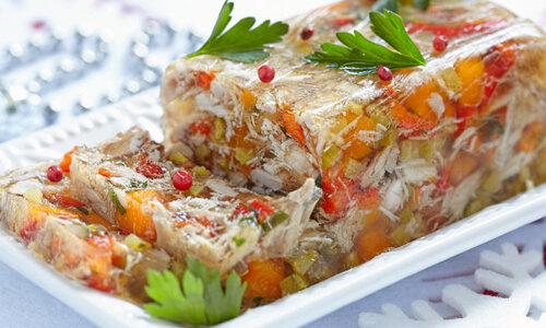 Вам понадобятся:куриная грудка (1 кг), вода (2-2,5 л), репчатый и зеленый лук, укроп, морковь, чеснок, желатин (30 грамм), специи (на ваш выбор).
Приготовление:  варим куриную грудку около 2-х часов (за 10 минут до готовности  добавляем репчатый и зеленый лук, морковь, нарезанную соломкой и укроп).  Затем нарезаем отварную куриную грудку и выкладываем ее в контейнер. В  горячий бульон добавляем специи, чеснок и желатин, тщательно все  перемешиваем, заливаем им куриное мясо и ставим в холодильник до  превращения в холодец!