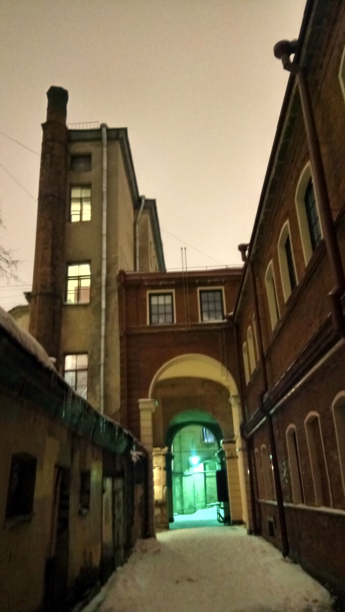 Внутри двора много арочных переходов