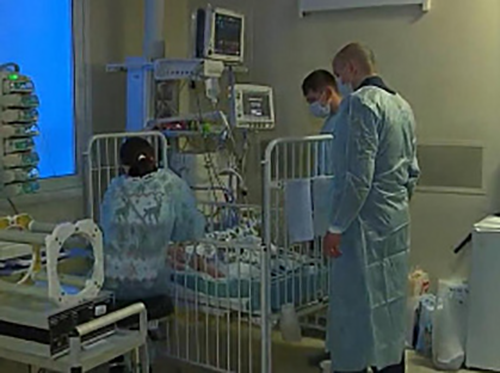 Спасатели навещают Ваню в больнице 