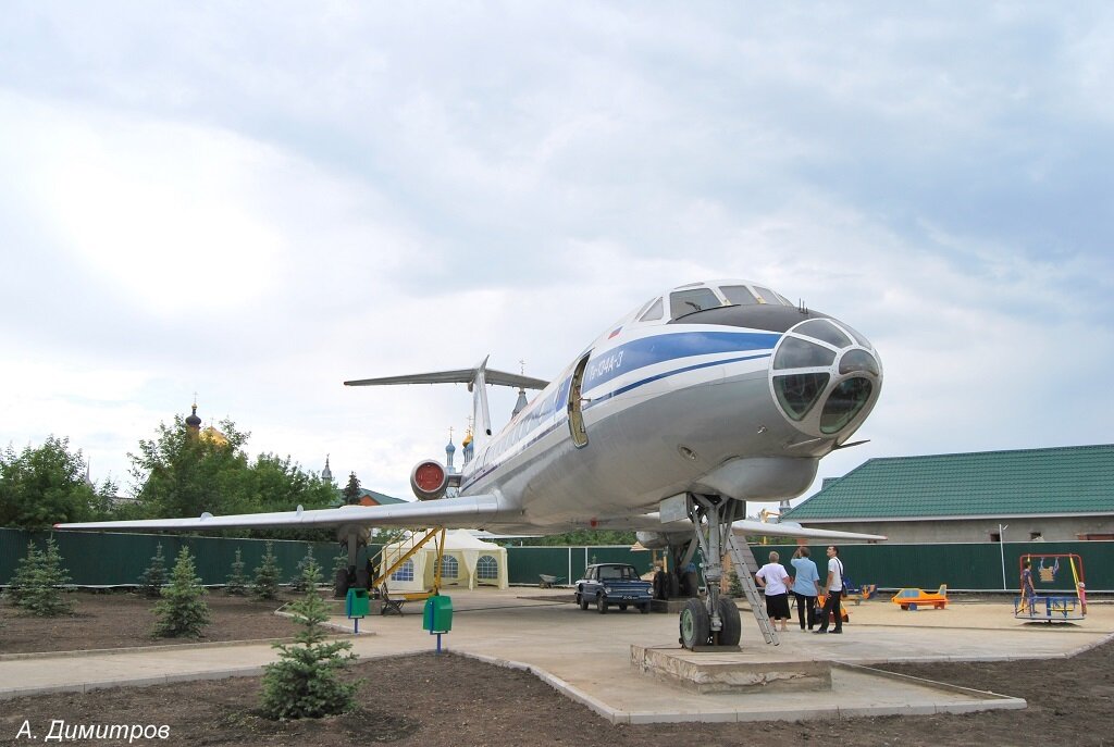 Такой была детская площадка в 2014 году. Площадка только-только была построена, много из того можно увидеть сейчас, тогда еще не было. Но с другой стороны, тогда под крылом самолета стоял "Запорожец", которого сейчас уже нет