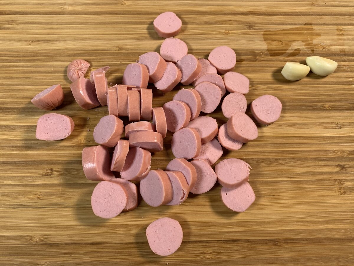 Нарезаем сосиски кружками