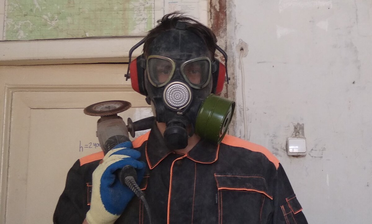 Мужик заправляет машину в противогазе