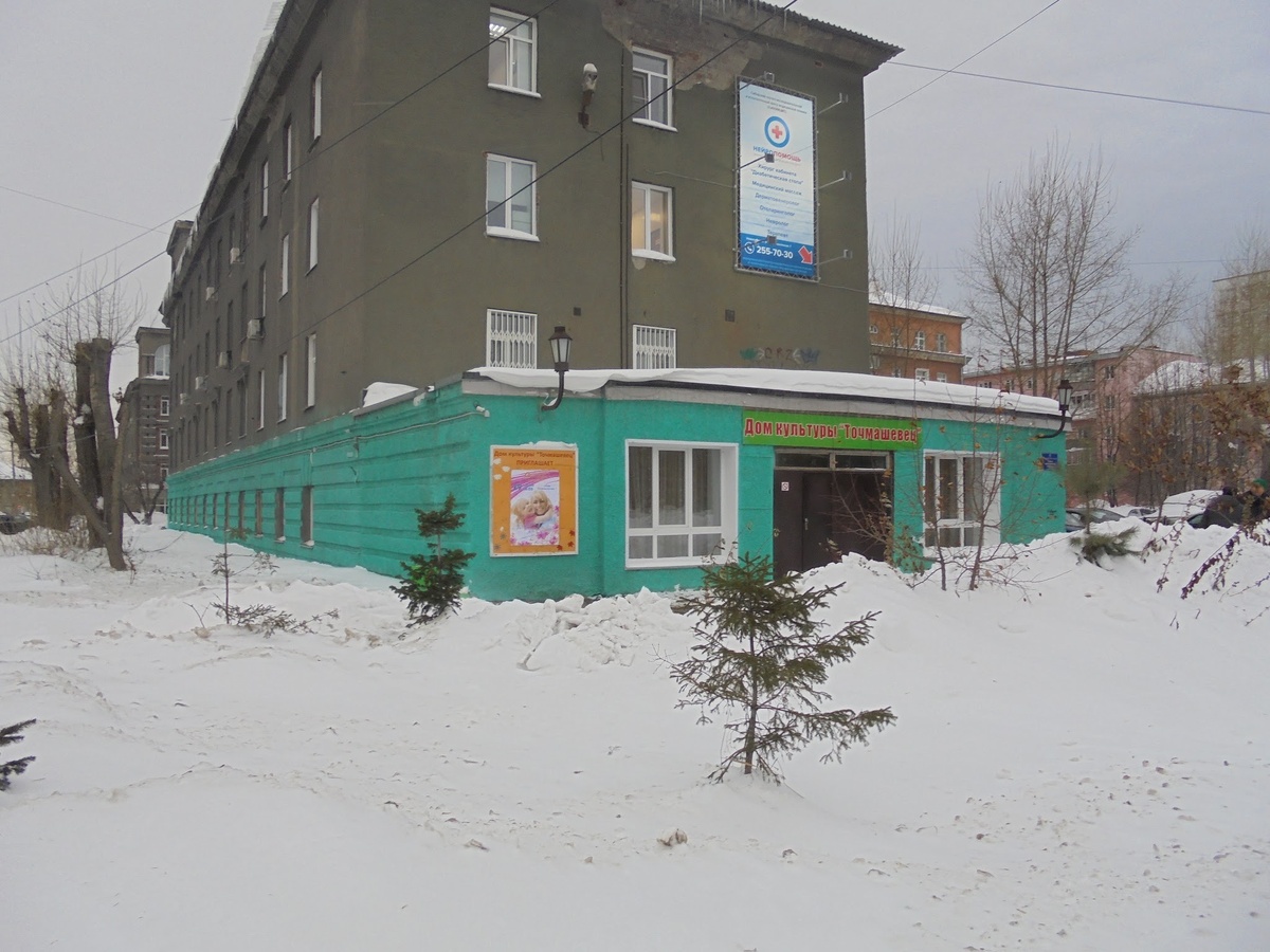 
Теперь в нем чего только нет, только нет завода. Одно напоминание и осталось Дом культуры в торце здания. 😟  Да компания, которая выпускает мед. оборудование. 
Архитектура мне лично напоминает какие-то турецкие строения, еще бы всё в бежевом цвете было и не в снегу. 😎

Черти меня туда занесли чинить 📸фотоаппарат. Так бы и не знала что в городе есть такие места/дома)..

#заводыновосибирска #архитектурановосибирска #старыедома #промышленная #калининский #прошлоегорода
