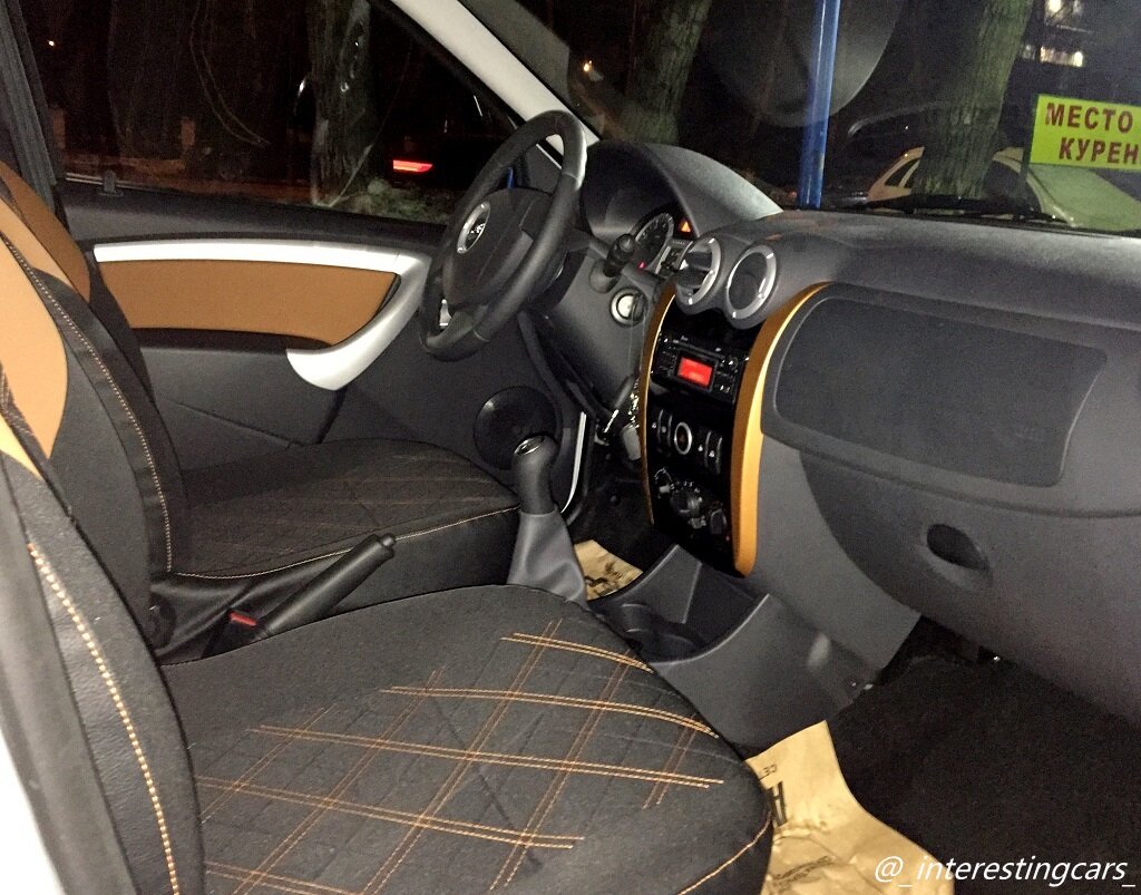 Салон Кросса отличается от обычного Ларгуса. Есть два вида расцветки, оранжевая или серая, соответственно карты дверей также имеют оранжевые (серые)вставки и кресла прострочены оранжевой нитью. Смотрится неплохо 