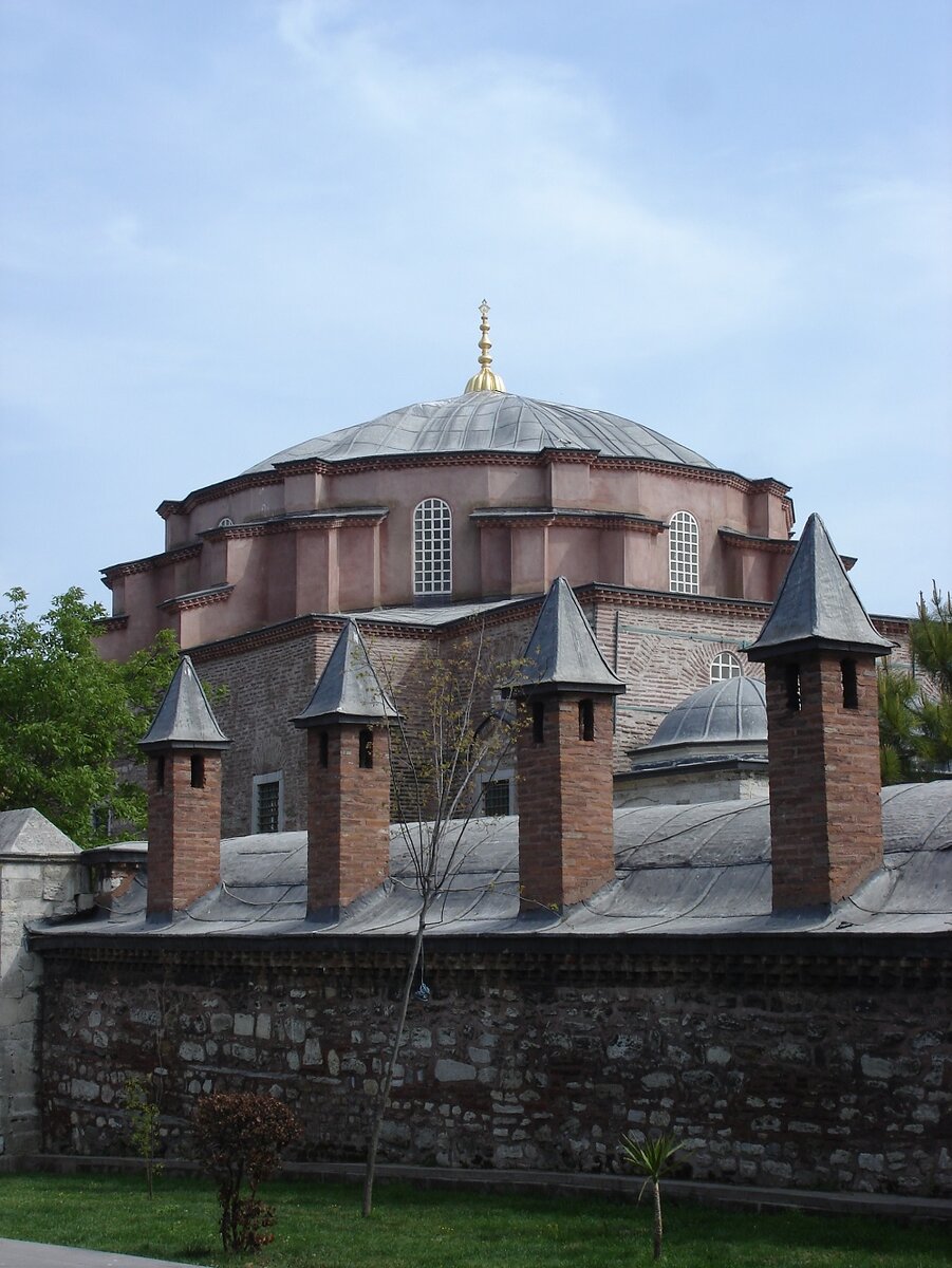 Церковь Малая София в Константинополе (современный Стамбул), ставшая прототипом для Сан-Витале.