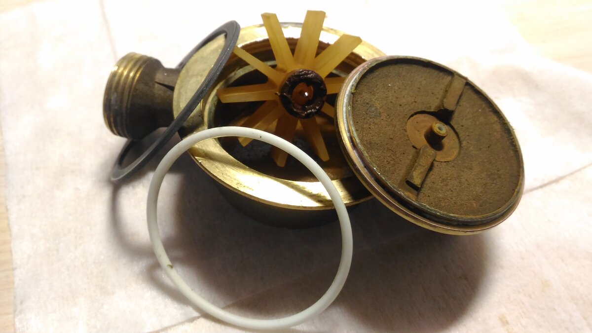 Разобранная нижняя часть счетчика воды СГВ-15