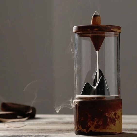 дым течет по горам, как туман струится сквозь скалы