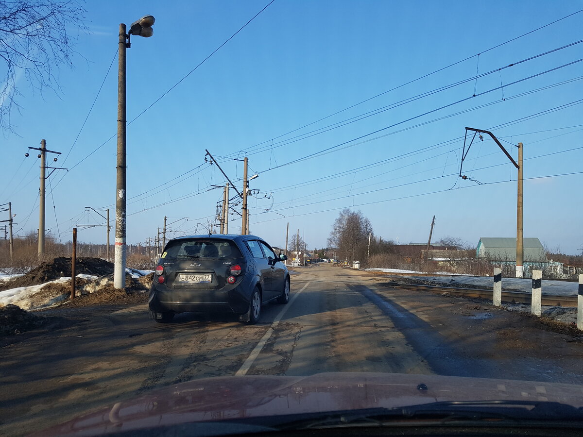 Что ей мешало сдать назад и вернуться в свою полосу - не очень понятно.