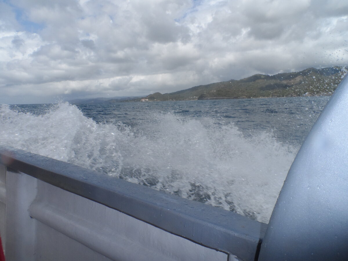 От водяных брызг на скорости не спрячешься, особенно если сидеть в катамаране с краю...