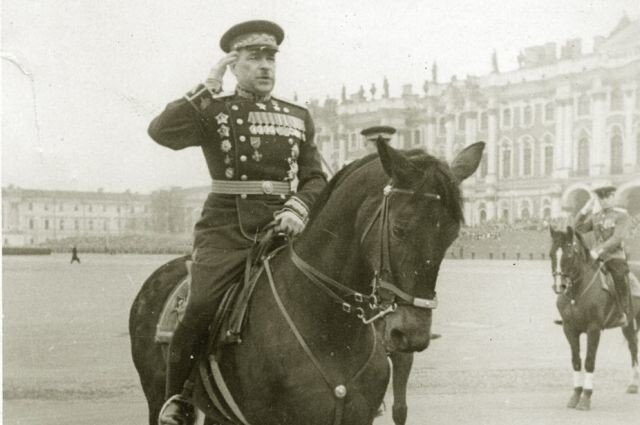 Маршал Говоров принимает парад на пл. Урицкого (Санкт-Петербург, Дворцовая пл.)