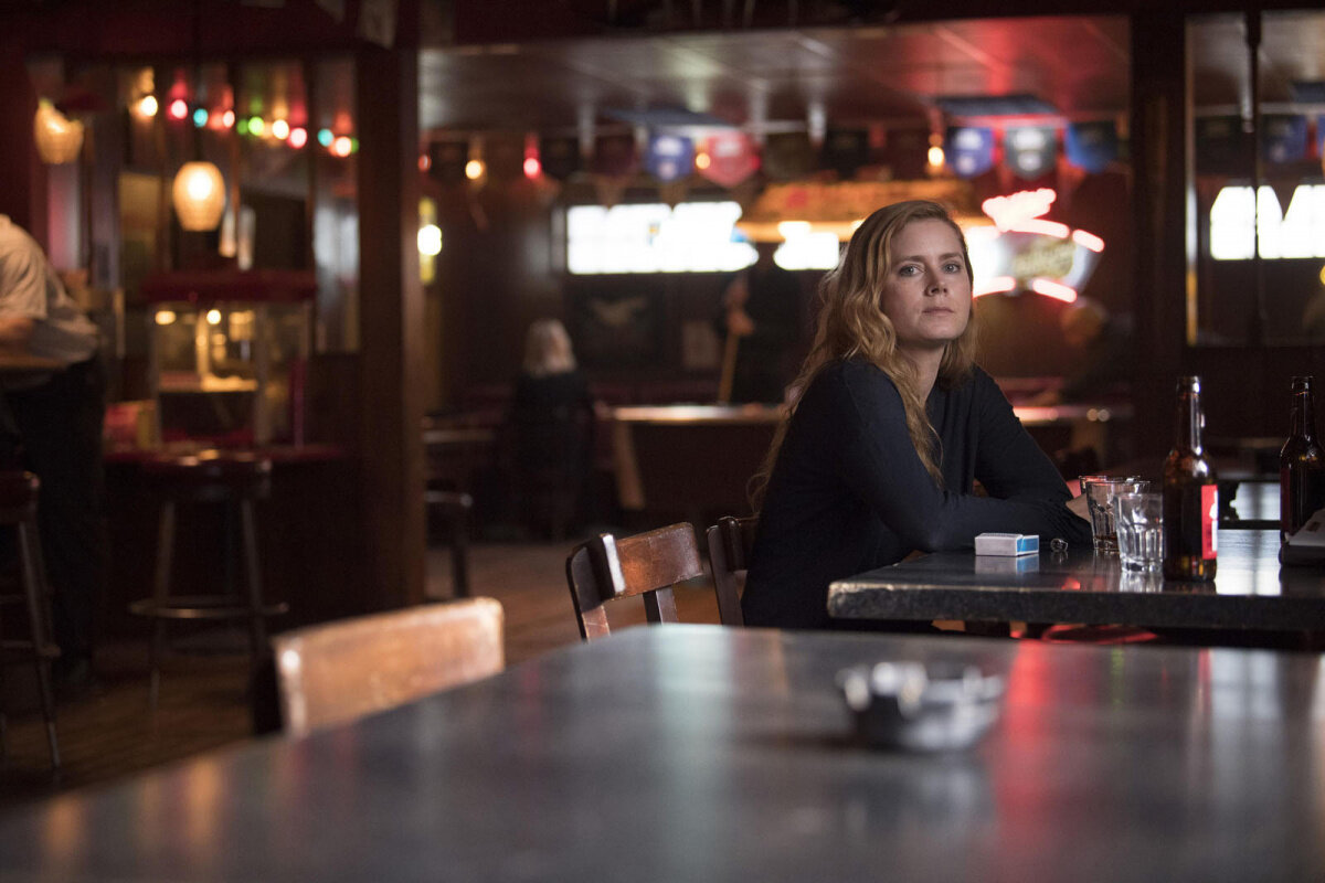 Восьмисерийный проект, умещающий в себе смесь жанров психологической драмы и детективного триллера стал одним из основных событий лета на малом экране, представляя зрителю оригинальный сюжет, исследующий ещё не знакомую массам болезнь под названием «синдром Мюнхгаузена». 