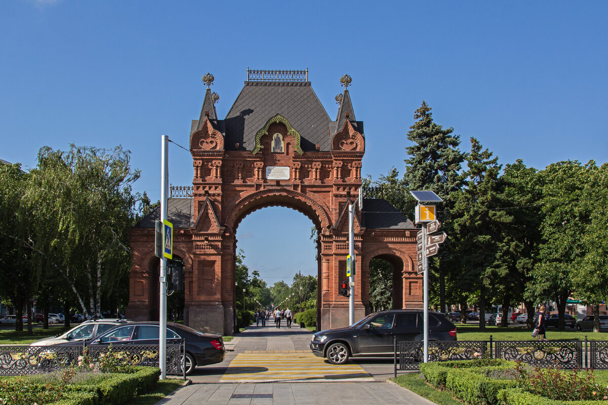 Краснодар интересные места. Александровская Триумфальная арка (царские ворота), Краснодар. Александровская Триумфальная арка в Краснодаре. Триумфальная арка царские ворота Краснодар. Екатерининская арка в Краснодаре.