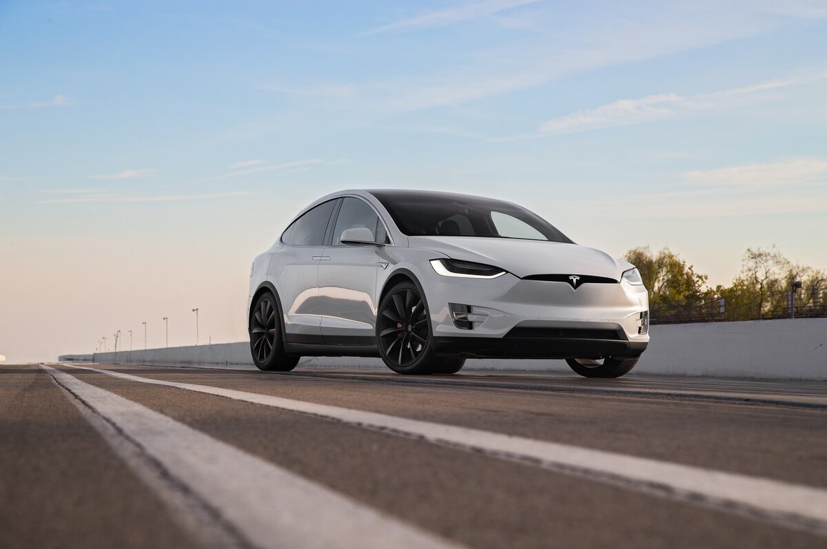 Tesla model x задние двери