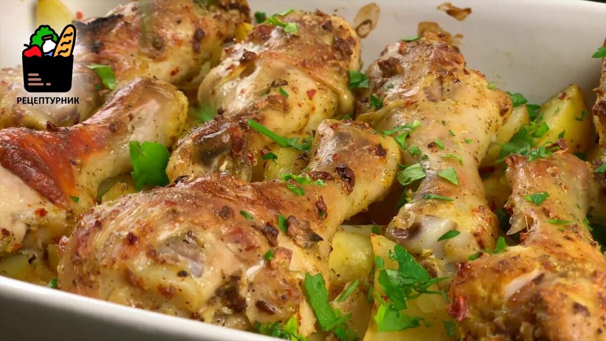 Картофель запеченный с куриной голенью. Голень куриная блюдо. Куриные ножки с картошкой в духовке. Куриные голени с картошкой в духовке. Картофель запеченный с куриной голенью.