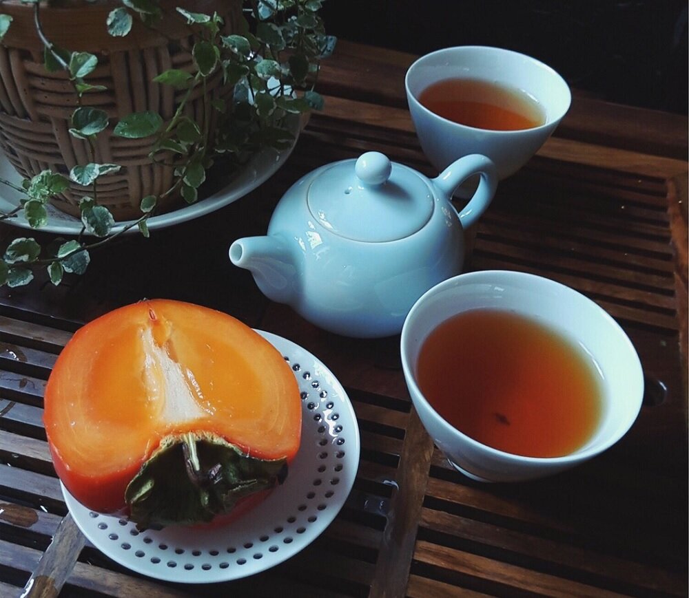 На фото чайник мастерской Дэна Шилуна, талантливого гончара из Цзянси.