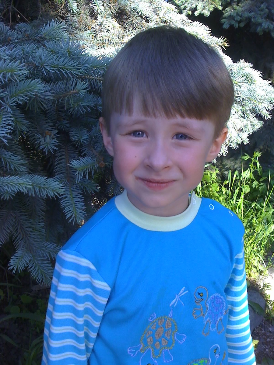 Счастливый сынишка, все позади!))