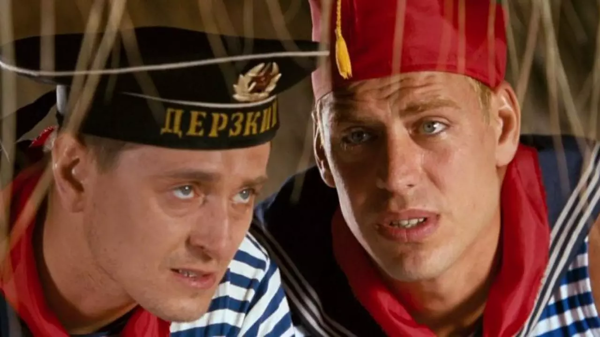 Дмитрий Дюжев и Сергей Безруков в фильме «Каникулы строгого режима». Кадр из фильма