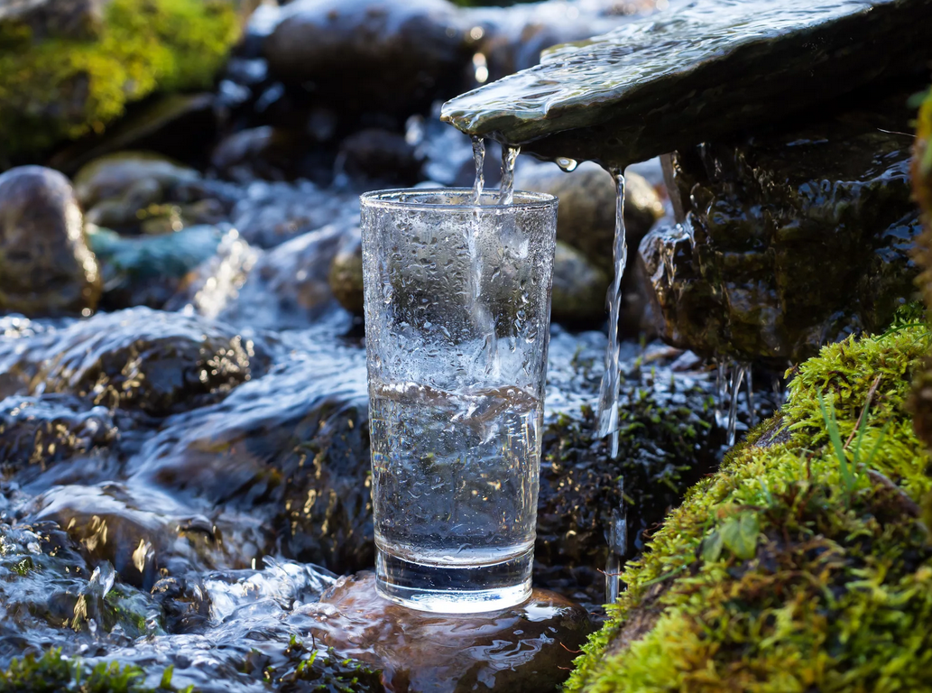 фото из Яндекса. родниковая вода и стакан.