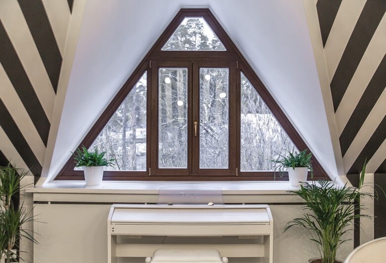 пример треугольного окна со скошенным верхом