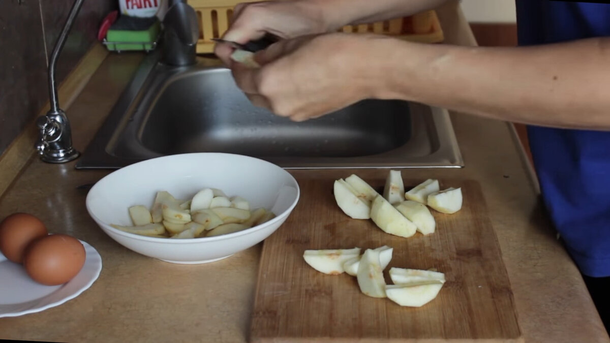 Быстрая традиционная шарлотка с яблоками