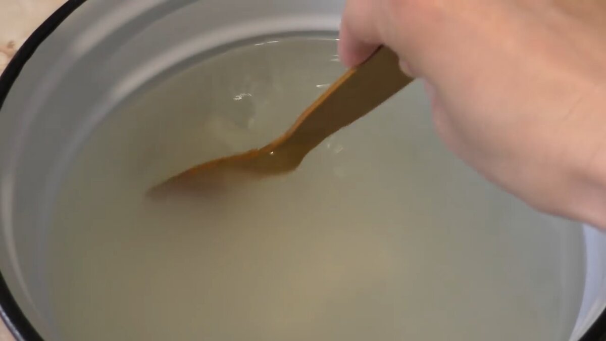 Один из способов очищения посуды от загрязнений. Очистить сковороду содой и лимонной кислотой. Cleaning the cast iron pot with salt. Один из способов очищения посуды от загрязнений. Один из способов очищения посуды от загрязнений.