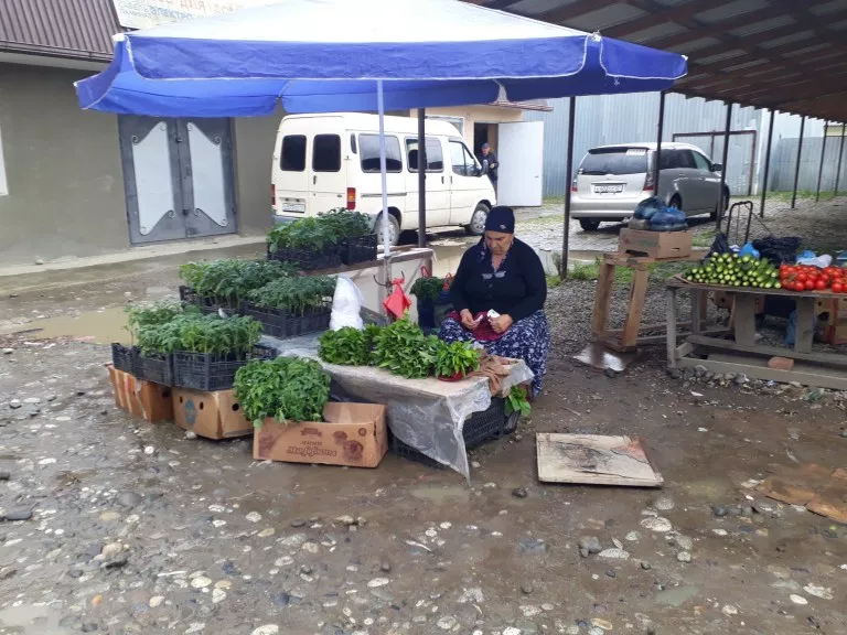 Местные жители говорят, что на рынке в Гали продавцами работают этнические грузины, однако собственники арендуемых ими мест — абхазы. (Нино Гогуа /OC Media)