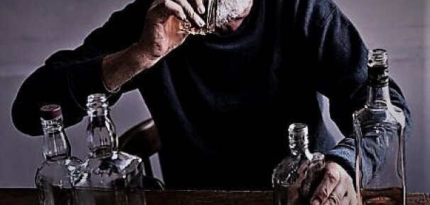 
Хронический алкоголизм значительно укорачивает жизнь человеку, делает его кожу дряблой и старой, ускоряя износ внутренних органов. Алкоголиков ничто не останавливает перед приемом очередной стопки водки, ни болезни, ни плохое самочувствие, ни даже пожилой возраст и ослабленный организм.
