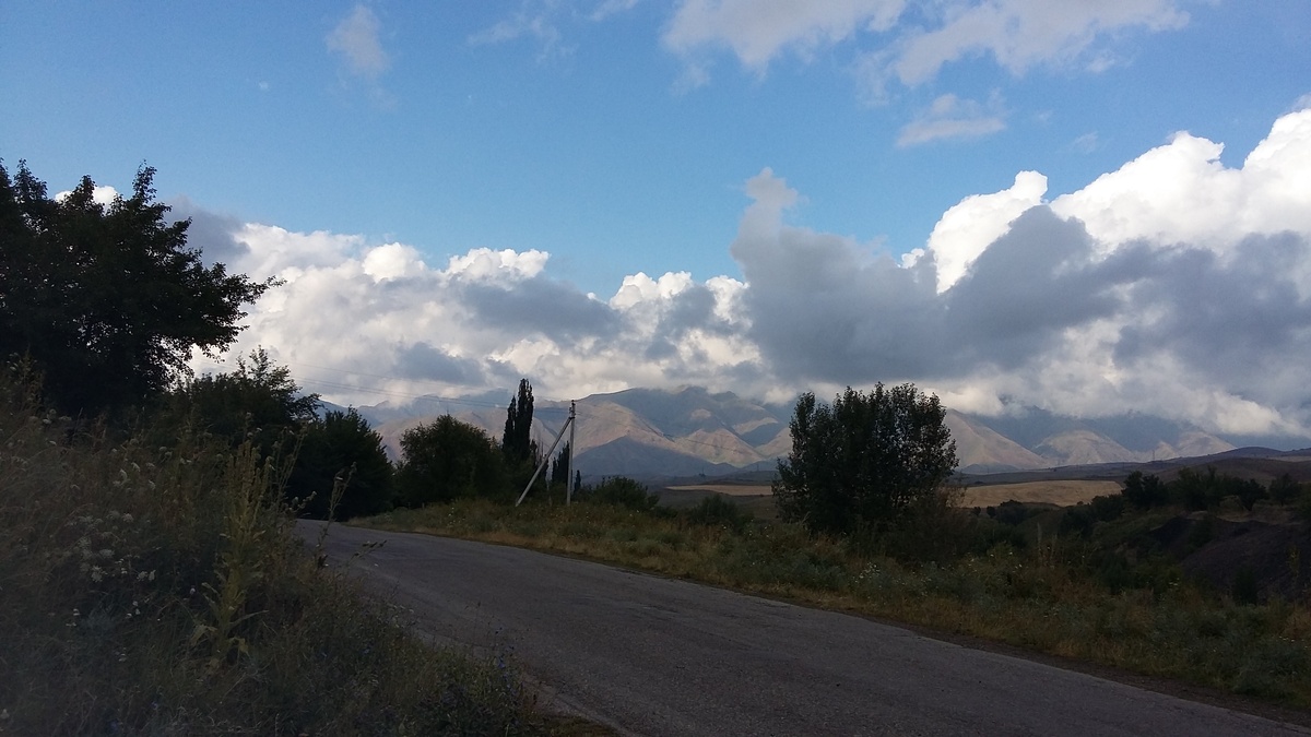 Красивые виды гор, в Талды-Кургане.