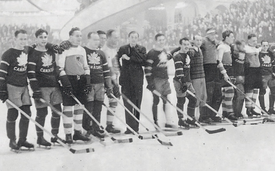 Первый чемпионат. Канадский хоккей 1930-1954. Первая хоккейная команда Канады 1904. Хоккейный матч СССР - Канада (1954 Кубок. Сборная СССР по хоккею на ЧМ 1954 года.