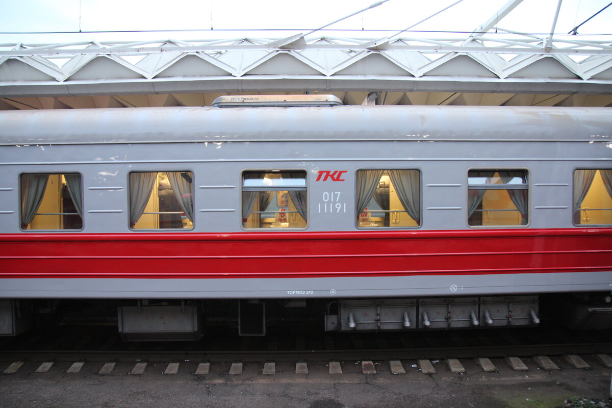 Двухэтажки, «Сапсаны» и частные вагоны. Один вечер на Ленинградском вокзале (фоторепортаж)