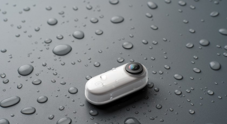 Крошечный Insta360 Go весит всего 18 грамм, и он защищен от брызг для использования на открытом воздухе.