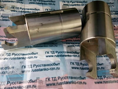 Пиноли накатного устройства станка РТ30101 (РТ301)    Используются в накатном устройстве специальных токарно-накатных станках мод. РТ30101 (РТ301). Применяются для крепления гидроцилиндров накатного устройства совместно с накатными роликами, устанавливаются непосредственно в корпуса накатного устройства.   
