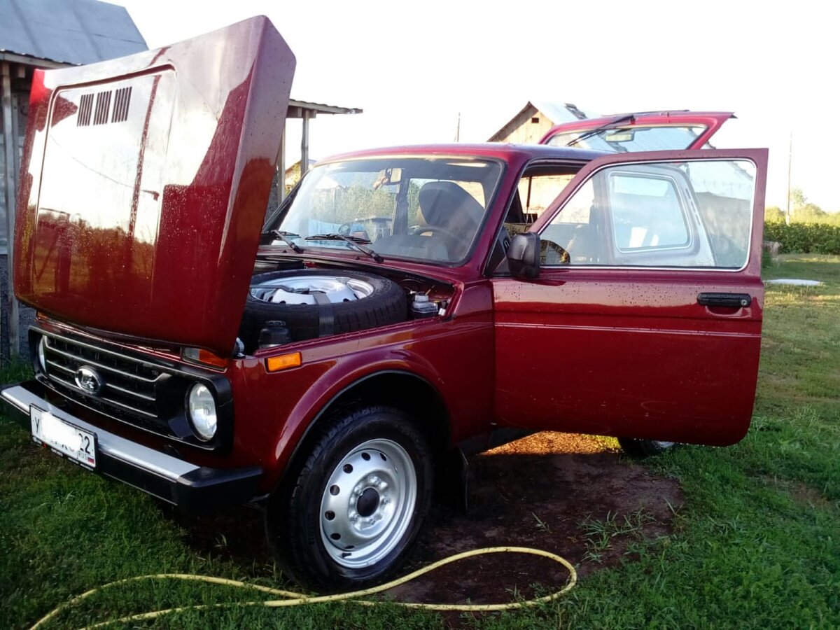 Нива на мойке.