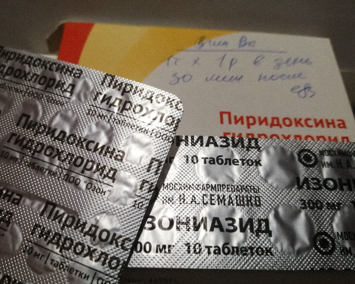 Меня смутило, что для такого серьёзного препарата схема приёма написана прямо на коробке для витаминов. В случае чего, все эти писульки не являются документом или полноценным рецептом (личное фото) 