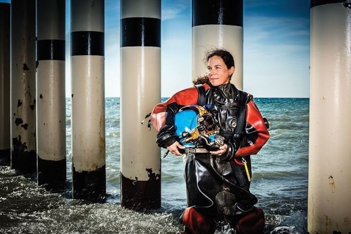 Кира Рихтер в ее специальном костюме недалеко от Мичиганской атомной станции, где она работает.