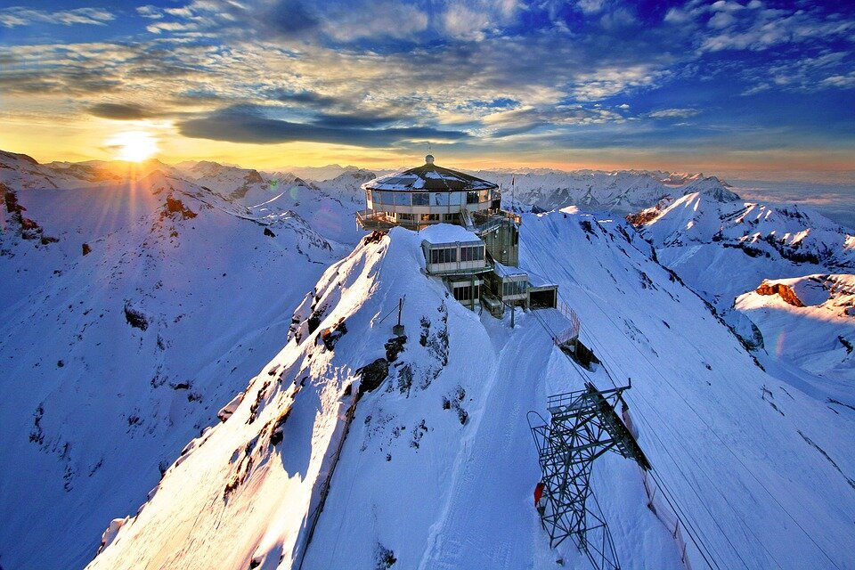 https://cdn.pixabay.com/photo/2017/12/22/11/09/schilthorn-3033448_960_720.jpg