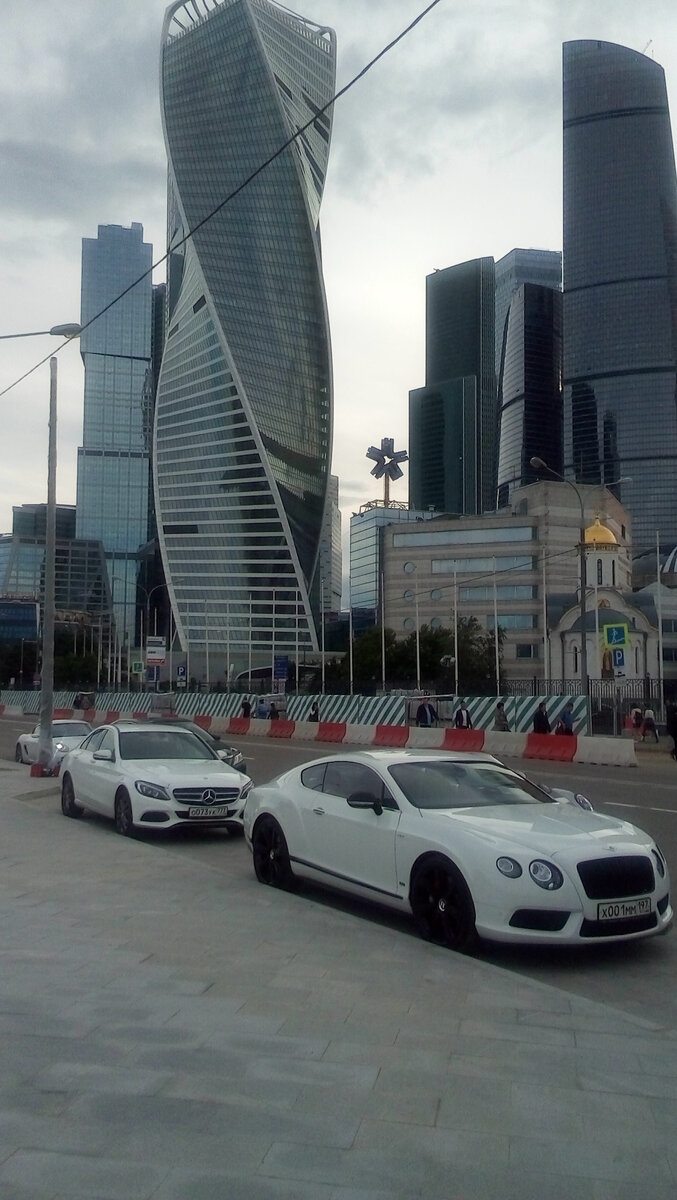 поговаривают, что Москва - единственный настоящий город России; drive2.ru