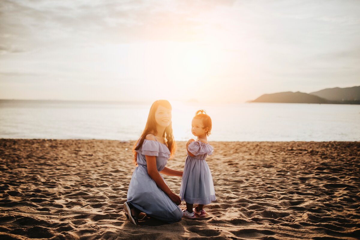 https://www.pexels.com/photo/woman-and-girl-by-the-sea-1438511/
