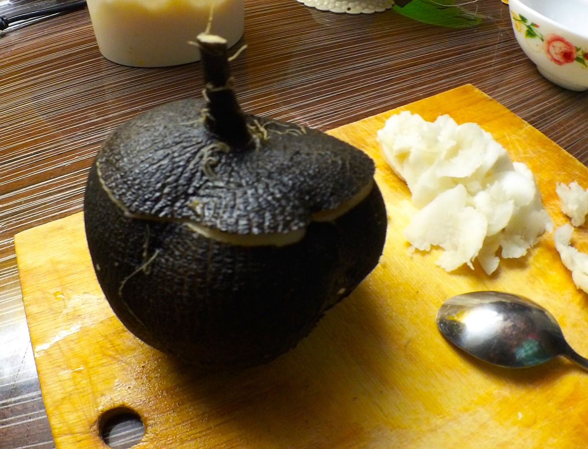 подрезаем низ и делаем крышечку из верха