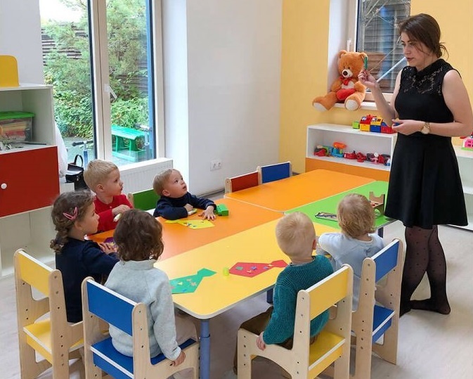 В нашем саду была похожая чудесная атмосфера, но фото, к сожалению, не осталось. (фото с сайта: https://detinform.ru/chastnyy-detskiy-sad-super-kids-strogino-krylatskoe.html), к описываемому саду отношения не имеет)