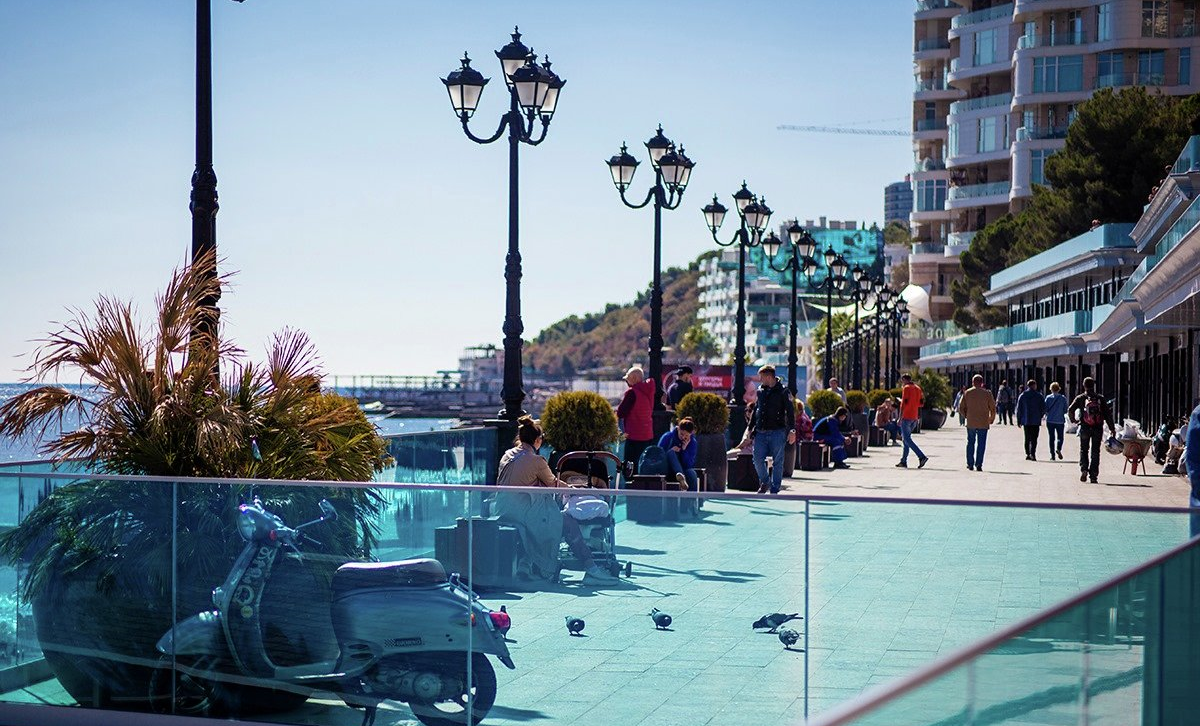 Набережная Приморского пляжа в Ялте осенью / Фото:  Андрей Бурдейный