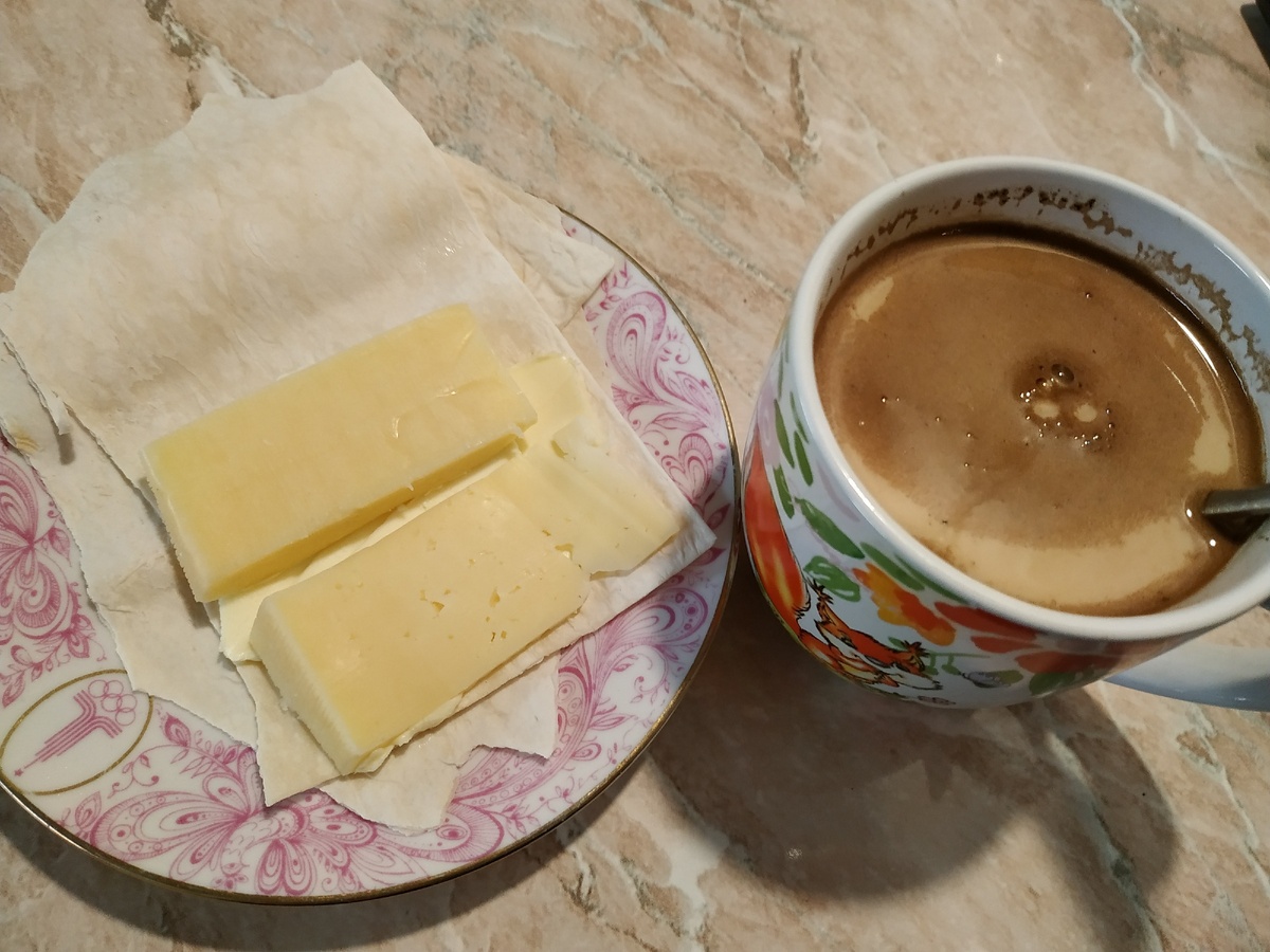 Кофе и лаваш с сыром