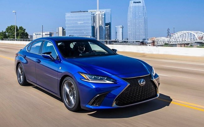
На втором месте расположился седан премиум-класса Lexus ES созданный на единой с Toyota Camry платформе. Уже в базовой комплектации автомобиль оборудован 10 подушками Airbag, парктроники с системой автоматического торможения, помощник для старта под гору, адаптивный круиз-контроль, система наблюдения за слепыми зонами, специальный пакет электронных помощников. Все это позволило получить автомобилю оценки за безопасность: