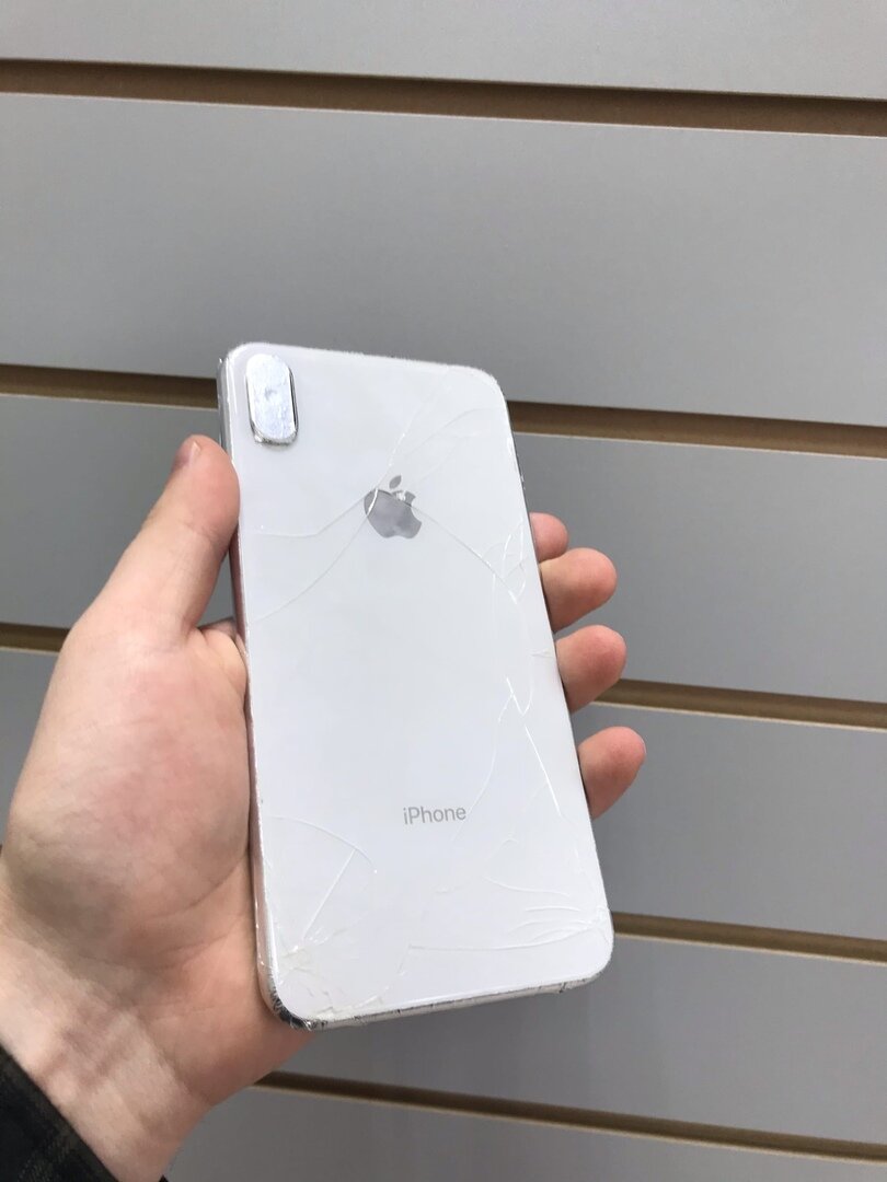 iPhone XS MAX  с разбитым задним стеклом корпуса.