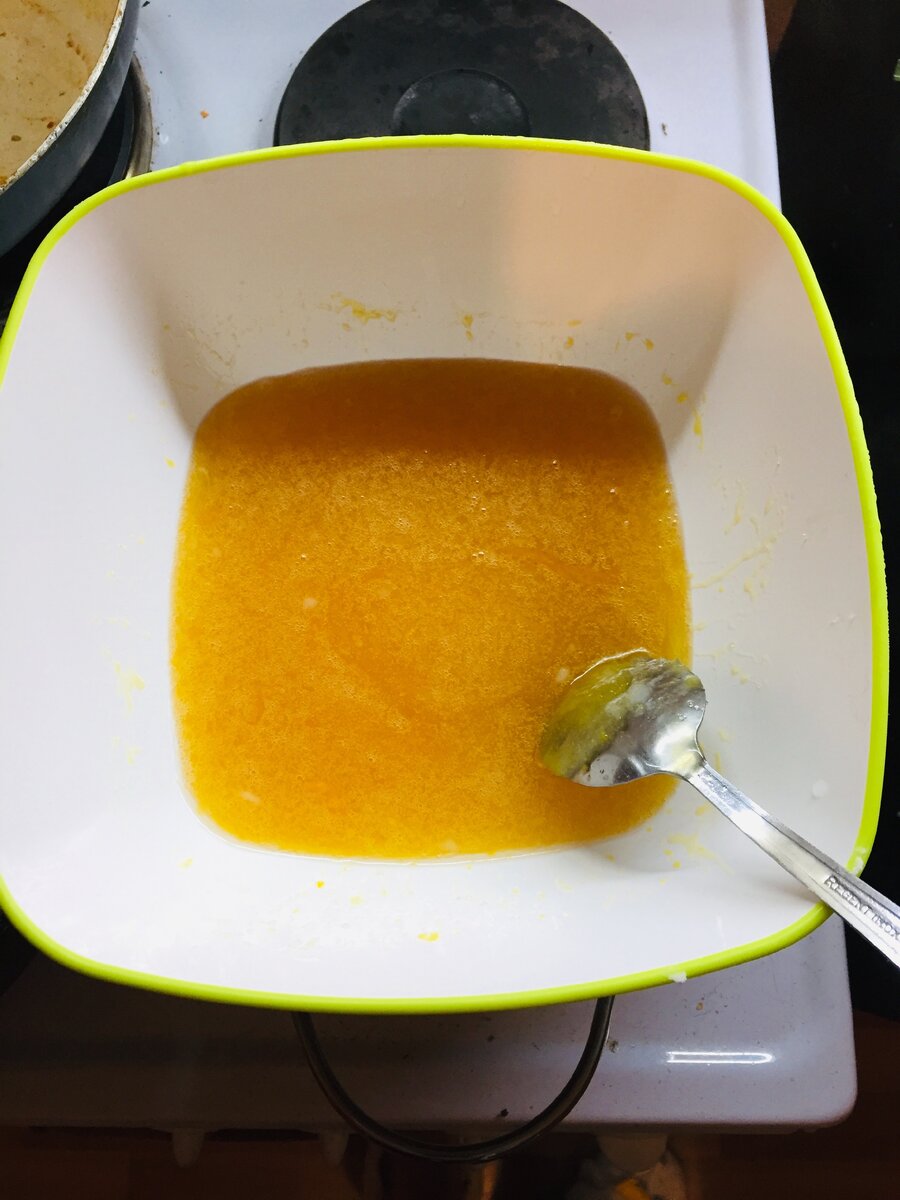 Начнем с коржиков. На водяной бане растапливаем 80г. сливочного масла. Я беру 50/50 с кокосовым маслом, так получается вкуснее. Добавляем 200г. сахара, 2 яйца и 3 ст. ложки меда.   