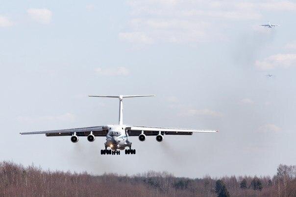 На фото: Посадка седьмого самолёт ВТА  в Италии. Фото от тлг-канала МинОбороны России.