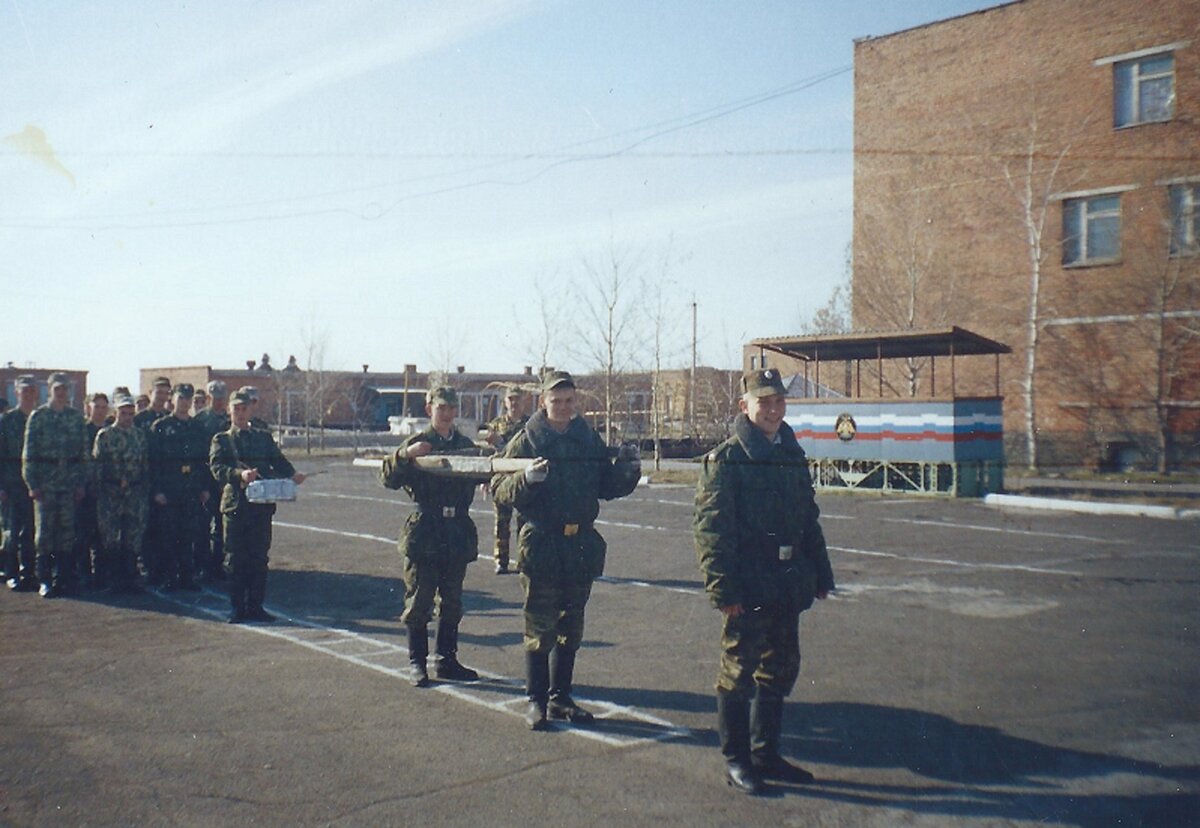 На фото: Начало нулевых годов XXI века. Весна в Сибири. военный городок, плац. Убытие роты под руководством старшины роты на похороны "бычка".  Дежурный впереди, за ним дневальные с  носилками (с бычком), барабанщик и рота.