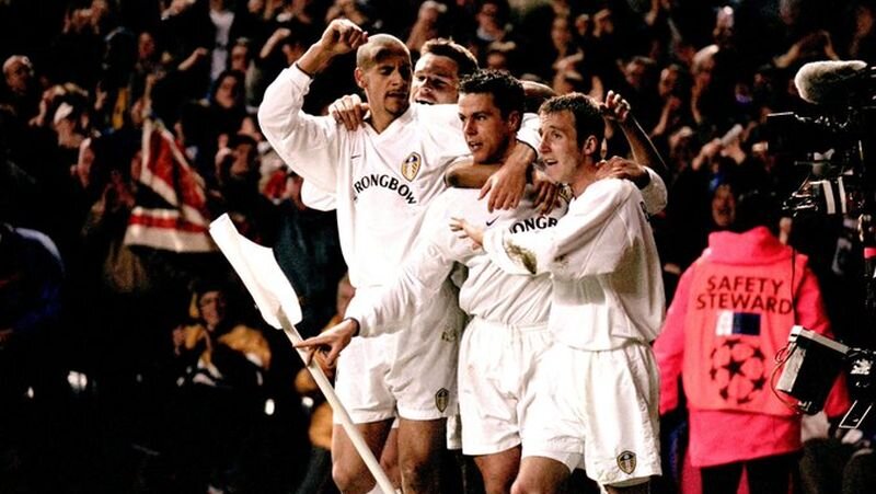 Игроки Лидс Юнайтед празднуют гол в ворота Депортиво